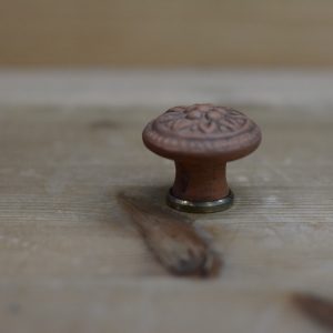 POMELLO TONDO IN COTTO CON RILIEVO FLOREALE